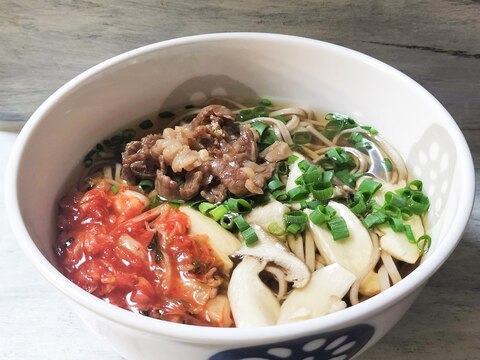 エリンギたっぷり❣キムチと牛肉の温かお蕎麦